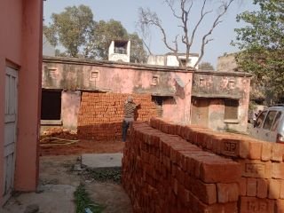 कुशीनगर09फरवरी24*तमकुहीराज सीएचसी के लैब निर्माण में हो रहा घटिया सामग्री का प्रयोग।