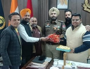 पंजाब15फरवरी24*पत्रकारों ने एसएसपी वरिंद्र सिंह बराड़ को बुक्का देकर मुंह मीठा करवाया पंजाब15फरवरी24*पत्रकारों ने एसएसपी वरिंद्र सिंह बराड़ को बुक्का देकर मुंह मीठा करवाया