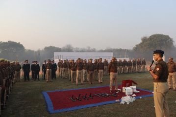 फिरोजाबाद16फरवरी24*वरिष्ठ पुलिस अधीक्षक फिरोजाबाद द्वारा रिजर्व पुलिस लाईन में शुक्रवार परेड की ली गई सलामी, किया गया निरीक्षण ।*