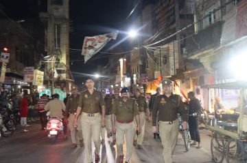 फिरोजाबाद18फरवरी24*एसएसपी फिरोजाबाद द्वारा पुलिस बल के साथ फिरोजाबाद शहर में की गयी पैदल गश्त ।* फिरोजाबाद18फरवरी24*एसएसपी फिरोजाबाद द्वारा पुलिस बल के साथ फिरोजाबाद शहर में की गयी पैदल गश्त ।*