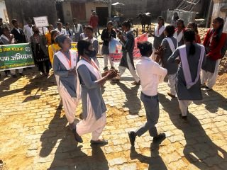 कौशाम्बी20फरवरी24*पर्यावरण संरक्षण के प्रति लोगों को जागरूक करने के लिए गांव वालों के बीच एक नुक्कड़ नाटक का आयोजन*