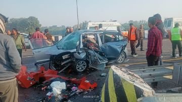 सुल्तानपुर23फरवरी24*पूर्वांचल एक्सप्रेसवे पर माइल स्टोन 123 पर कूरेभार थाना क्षेत्र अंतर्गत सेउर गांव के समीप भीषण सड़क हादसा।