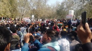 लखनऊ23फरवरी24*UP पुलिस RE EXEM को लेकर इको गार्डन में छात्रों का उमडा जनसैलाब