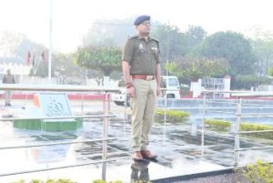 कुशीनगर23फरवरी24*पुलिस अधीक्षक कुशीनगर धवल जायसवाल द्वारा रिजर्व पुलिस लाइन परेड ग्राउंड पर शुक्रवार की परेड की ली गयी सलामी, दिये गये आवश्यक दिशा निर्देश-*
