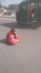 कानपुर23फरवरी24*आत्म हत्या करने के लिये महिला बैठी हाइवे के बीच मे