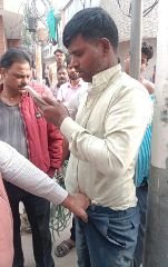 कानपुर24फरवरी24* रतनलाल नगर चौकी के चंद कदम की दूरी पर जनता ने बच्चे चोरी करने वाले शातिर को पकड़ा।