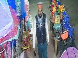 कानपुर24फरवरी24*तथाकथित सपा नेता मोहम्मद रियाज बबलू का गिफ्ट दुकान में टप्पेबाजी करते हुए वीडियो हुआ वायरल*