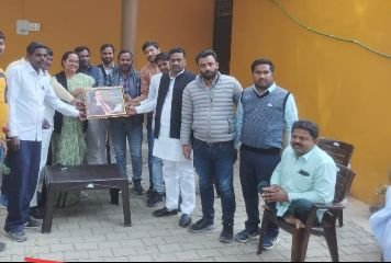 कौशाम्बी26फरवरी24*अधिशासी अधिकारी के कार्यभार ग्रहण करने के बाद पार्षद ने दी उन्हें बधाई*