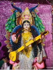 सरस्वती पूजा अर्चना भागलपुर इशाकचक मोहल्ले में नारियल के पत्ती से पंडाल की सजावट 