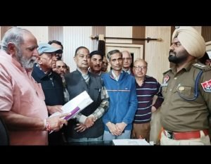 पंजाब 01 मार्च 2024* शहर में बढ़ रही लूटपाट व चोरी की घटनाओं पर अंकुश लगाने की मांग को लेकर डीएसपी को मांगपत्र सौंपा मेयर विमल ठठई ने