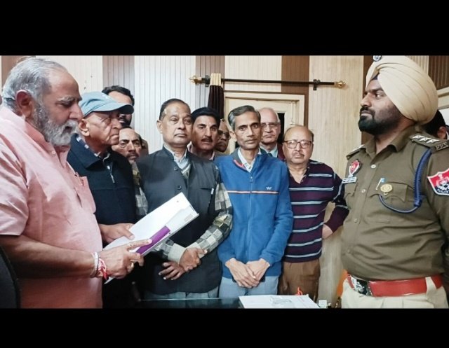 पंजाब 01 मार्च 2024* शहर में बढ़ रही लूटपाट व चोरी की घटनाओं पर अंकुश लगाने की मांग को लेकर डीएसपी को मांगपत्र सौंपा मेयर विमल ठठई ने