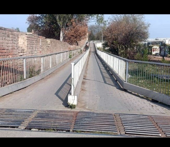 पंजाब 13 मार्च 2024* स्टील ब्रिज की टूटी टाईलों से कभी भी हो सकता है हादसा पंजाब 13 मार्च 2024* स्टील ब्रिज की टूटी टाईलों से कभी भी हो सकता है हादसा