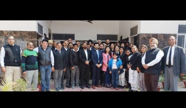पंजाब 02 मार्च 2024* दीपक मदान व शिल्पा ठक्कर को सिविल जज बनने पर बार एसोसिएशन के सदस्यों ने सम्मानित किया