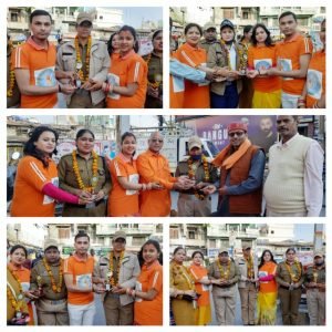 हल्द्वानी 09 मार्च 2024*महिला ट्रैफिक पुलिसकर्मियों को संस्था पदाधिकारियों ने माला पहनाकर ट्रॉफी देकर सम्मानित किया