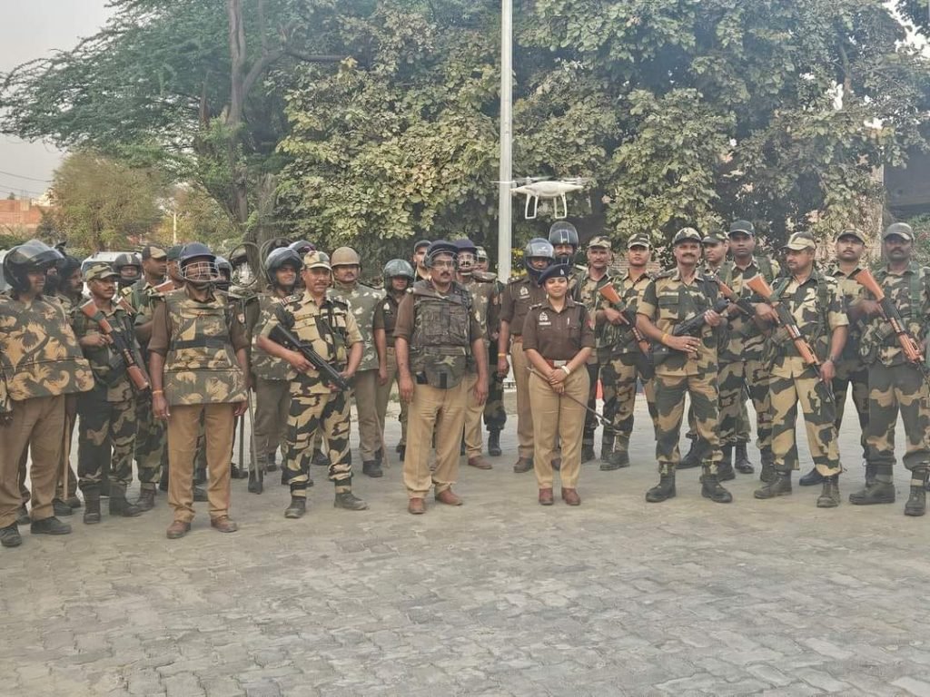 हरदोई14मार्च24* जिले के अतरौली पुलिस ने अर्ध सैनिक बल के साथ संवेदनशील इलाकों में में निकाला फलैग मार्च