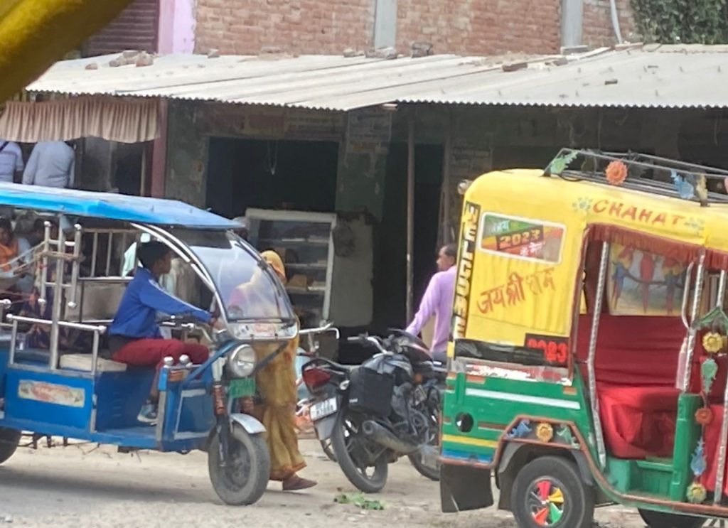 कौशाम्बी16मार्च24*बेनीराम कटरा चौकी क्षेत्र में नाबालिक के हाथ में सवारी वाहन की कमान* कौशाम्बी16मार्च24*बेनीराम कटरा चौकी क्षेत्र में नाबालिक के हाथ में सवारी वाहन की कमान*