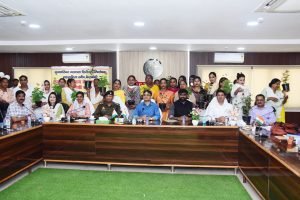 बाराबंकी18मार्च24*जिलाधिकारी ने आयोजित मतदाता जागरूकता गोष्ठी में किन्नर समुदाय के सदस्यों को किया सम्मानित ,