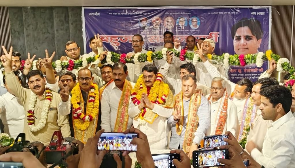 मथुरा 23 मार्च*मथुरा से बसपा के उम्मीदवार कमल कांत अभिमन्यु बीजेपी सांसद हेमा मालिनी को देंगे टक्कर अब होगा मुकाबला टक्कर का मथुरा 23 मार्च*मथुरा से बसपा के उम्मीदवार कमल कांत अभिमन्यु बीजेपी सांसद हेमा मालिनी को देंगे टक्कर अब होगा मुकाबला टक्कर का