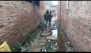 कौशाम्बी23मार्च24*त्योहार पर भी नहीं पहुंचे गांव सफाई कर्मी गंदगी से बजबजा रहा गांव*