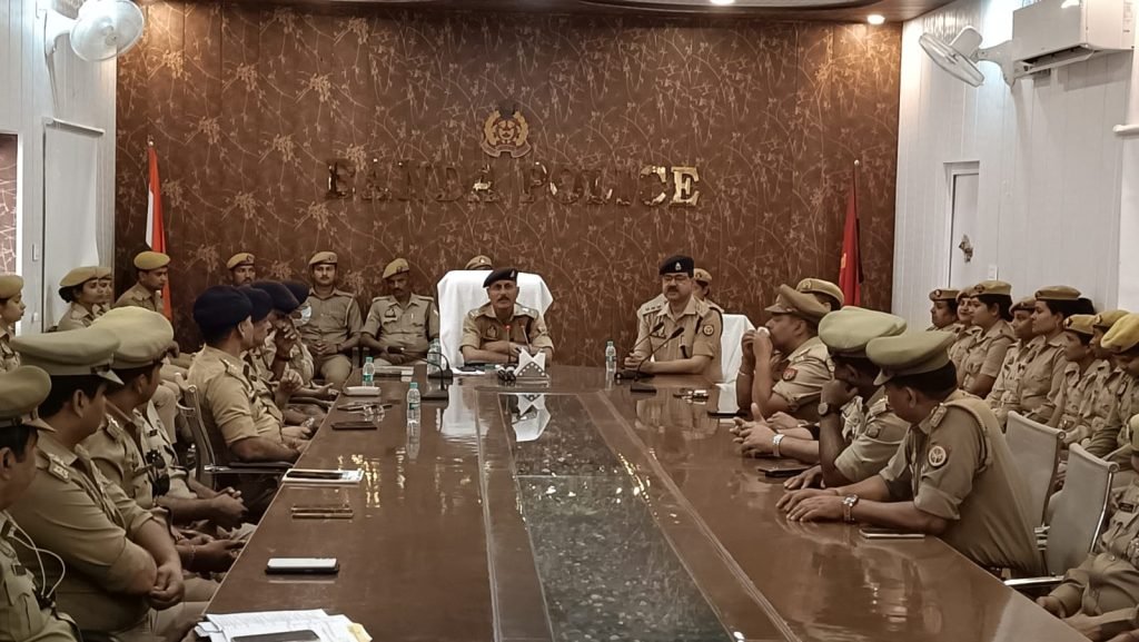 बाँदा24मार्च24*आगामी लोकसभा चुनाव व त्यौहार को लेकर अपर एसपी लक्ष्मी निवास मिश्र ने ली बैठक