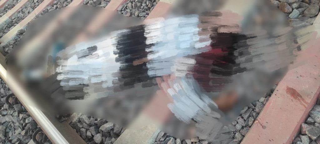 बाराबंकी27मार्च24*तेजरफ्तार ट्रेन की चपेट में आने से युवक की दर्दनाक मौत बाराबंकी27मार्च24*तेजरफ्तार ट्रेन की चपेट में आने से युवक की दर्दनाक मौत