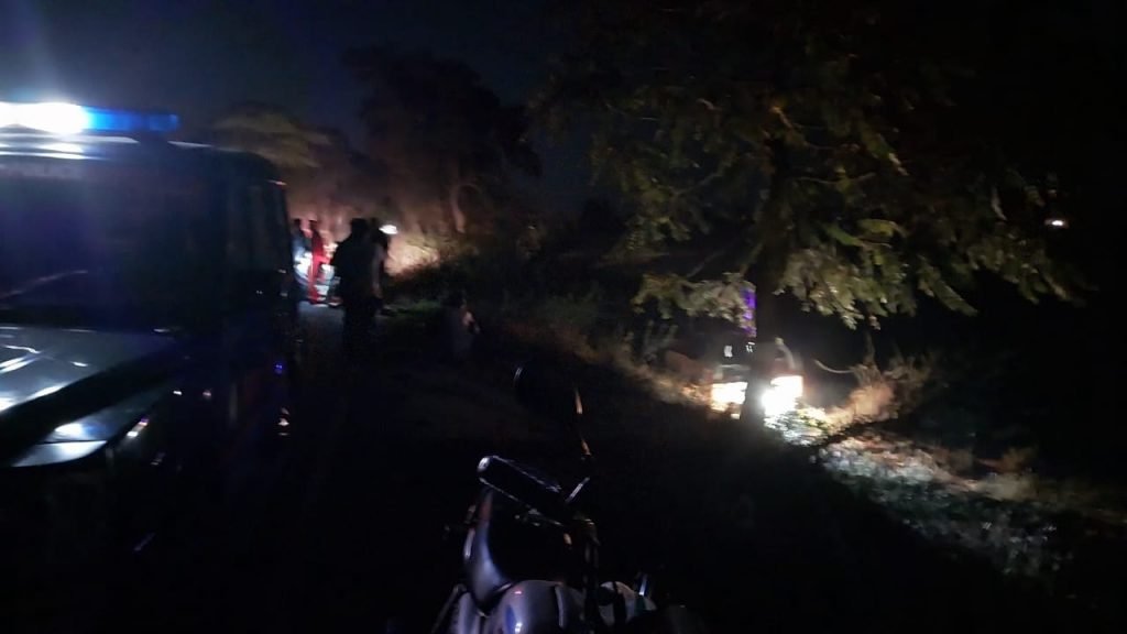 हरदोई 29 मार्च*गश्त के दौरान असंतुलित होकर क्षेत्राधिकारी का वाहन पलटा, कई पुलिसकर्मी घायल!*