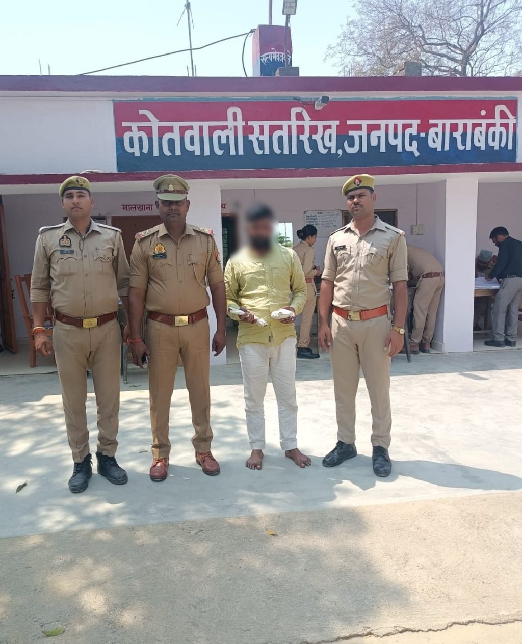 बाराबंकी 30 मार्च 24*01 शातिर मादक तस्कर गिरफ्तार, 32 लाख की मारफीन बरामद बाराबंकी 30 मार्च 24*01 शातिर मादक तस्कर गिरफ्तार, 32 लाख की मारफीन बरामद