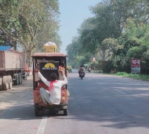 बाराबंकी 31 मार्च 24*यातायात नियमों की खुलेआम धज्जियां उड़ाता ई रिक्शा चालक