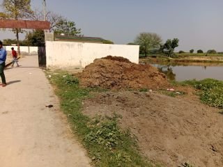 कौशाम्बी01मार्च24*प्राथमिक विद्यालय के गेट पर दबंगों ने लगाया कूड़ा कचरा गंदगी गोबर का ढेर*