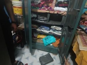 कौशाम्बी04मार्च24*रिटायर्ड उप निरीक्षक के बंद पड़े घर में ताला काटकर लाखों उठा ले गए चोर*