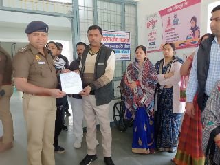 कौशाम्बी04मार्च24*नाबालिग लड़की की बरामदगी और आरोपियों की गिरफ्तारी को लेकर लोगों ने पुलिस अधीक्षक कार्यालय में दिया धरना*