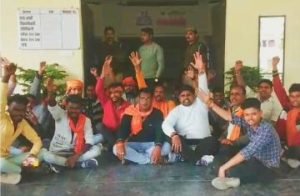 कौशाम्बी04मार्च24*गौकशी को लेकर विहिप ने कोखराज थाना पर धरना प्रदर्शन कर की कार्यवाई की मांग,*