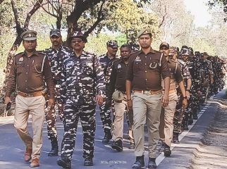 कौशाम्बी06मार्च24*आगामी लोकसभा चुनाव के मद्देनजर चरवा पुलिस ने अर्धसैनिक बल के साथ किया फ्लैग मार्च* कौशाम्बी06मार्च24*आगामी लोकसभा चुनाव के मद्देनजर चरवा पुलिस ने अर्धसैनिक बल के साथ किया फ्लैग मार्च*