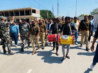 कौशाम्बी07मार्च24*अर्धसैनिक बल के साथ सीओ सिराथू व एसओ कोखराज ने कशिया पश्चिम में किया फ्लैग मार्च*