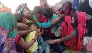 कौशाम्बी07मार्च24*दावत खाकर लौट रहे बाइक सवार ट्रक से टकराए एक की मौत एक लहूलुहान*