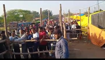 जालौन08मार्च24*महाशिवरात्रि पर शिवालयों में लगे मेले में कानून व्यवस्था चैक करने जा रही पुलिसकर्मियों की गाड़ी खंदक में जा गिरी जालौन08मार्च24*महाशिवरात्रि पर शिवालयों में लगे मेले में कानून व्यवस्था चैक करने जा रही पुलिसकर्मियों की गाड़ी खंदक में जा गिरी