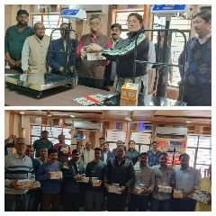 अयोध्या07मार्च24*उपजिलाधिकारी ने कोटेदारों को नई इलेक्ट्रानिक वेइंग मशीन का किया वितरण अयोध्या07मार्च24*उपजिलाधिकारी ने कोटेदारों को नई इलेक्ट्रानिक वेइंग मशीन का किया वितरण