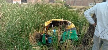 औरैया11मार्च24*तेज रफ्तार आटो खड्ड में पलटा 8 सवारियां हुई घायल* औरैया11मार्च24*तेज रफ्तार आटो खड्ड में पलटा 8 सवारियां हुई घायल*