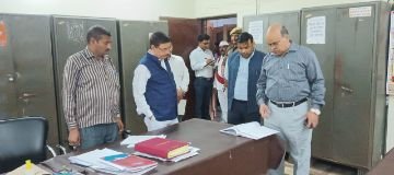 कौशाम्बी13मार्च24*जिलाधिकारी ने विकास भवन स्थित कार्यालयें का किया आकस्मिक निरीक्षण* कौशाम्बी13मार्च24*जिलाधिकारी ने विकास भवन स्थित कार्यालयें का किया आकस्मिक निरीक्षण*