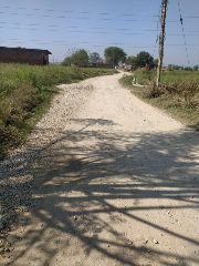 कौशाम्बी16मार्च24*सड़क पर गिट्टी डालकर लापता हो गए जिम्मेदार*