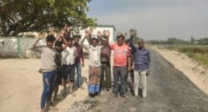 बाराबंकी17मार्च24*बबुरा बांध जाने वाली सड़क पर हो रहे डामरीकरण को लेकर ग्रामीणों ने जताया विरोध