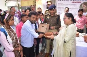 बाराबंकी18मार्च24*गौरैया घोसला वितरित करने बाराबंकी पहुंची लखनऊ विश्वविद्यालय की प्रोफेसर