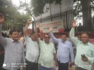 औरैया18मार्च24*शिक्षक की हत्या के विरोध में उत्तर प्रदेश माध्यमिक शिक्षक संघ जनपद औरैया के जिलाध्यक्ष ने मूल्यांकन केंद्र पर जाकर कड़ी निन्दाकर कार्यवाही की मांग की