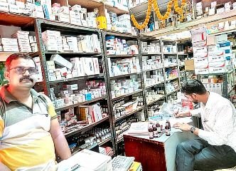 मिर्जापुर18मार्च24*जिलाधिकारी मीरजापुर के निर्देश पर ड्रग इंस्पेक्टर ने दवा दुकानों का किया औचक निरीक्षण*