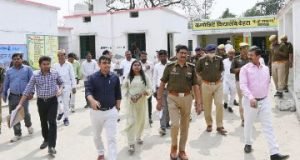 बाराबंकी20मार्च24*डीएम व एसपी ने किया मतदान केंद्रों की तैयारियों का निरीक्षण