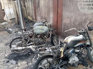 बाराबंकी20मार्च24*ट्रांसफार्मर में धमाका होने से तीन मोटरसाइकिल जलकर राख