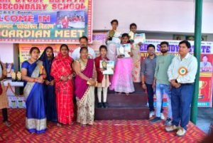 रायबरेली22मार्च24*महावीर स्टडी इस्टेट सीनियर सेकेंडरी कॉलेज में आयोजित हुआ मेधावी सम्मान व परीक्षा फल वितरण कार्यक्रम