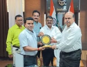 कौशाम्बी22मार्च24*मुख्य निर्वाचन अधिकारी ने जिला निर्वाचन अधिकारी को प्रशस्ति़-पत्र देकर किया पुरस्कृत*