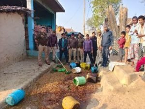 कौशाम्बी22मार्च24*चौकी इंचार्ज ने अवैध शराब बनाने वाले पर मारा छापा*