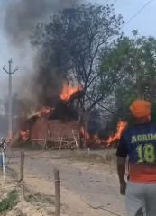 कानपुर26मार्च24*हाईटेंशन लाइन टकराने से लगी भीषण आग, कानपुर26मार्च24*हाईटेंशन लाइन टकराने से लगी भीषण आग,